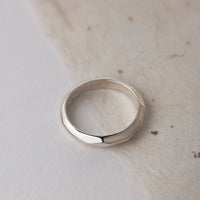 Anello sfaccettato