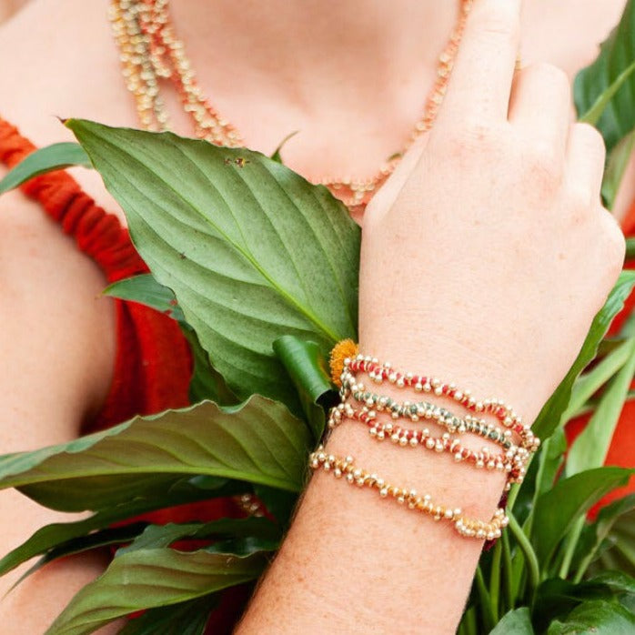 Bracciale in cotone e ottone con ciondoli a pallina - FUCSIA